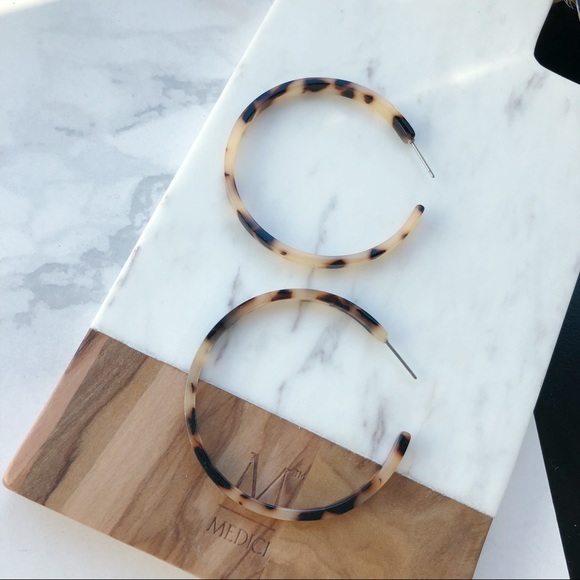 Resin Tatum Tortoise Hoop Earrings (Beige) - Picture 5 of 8